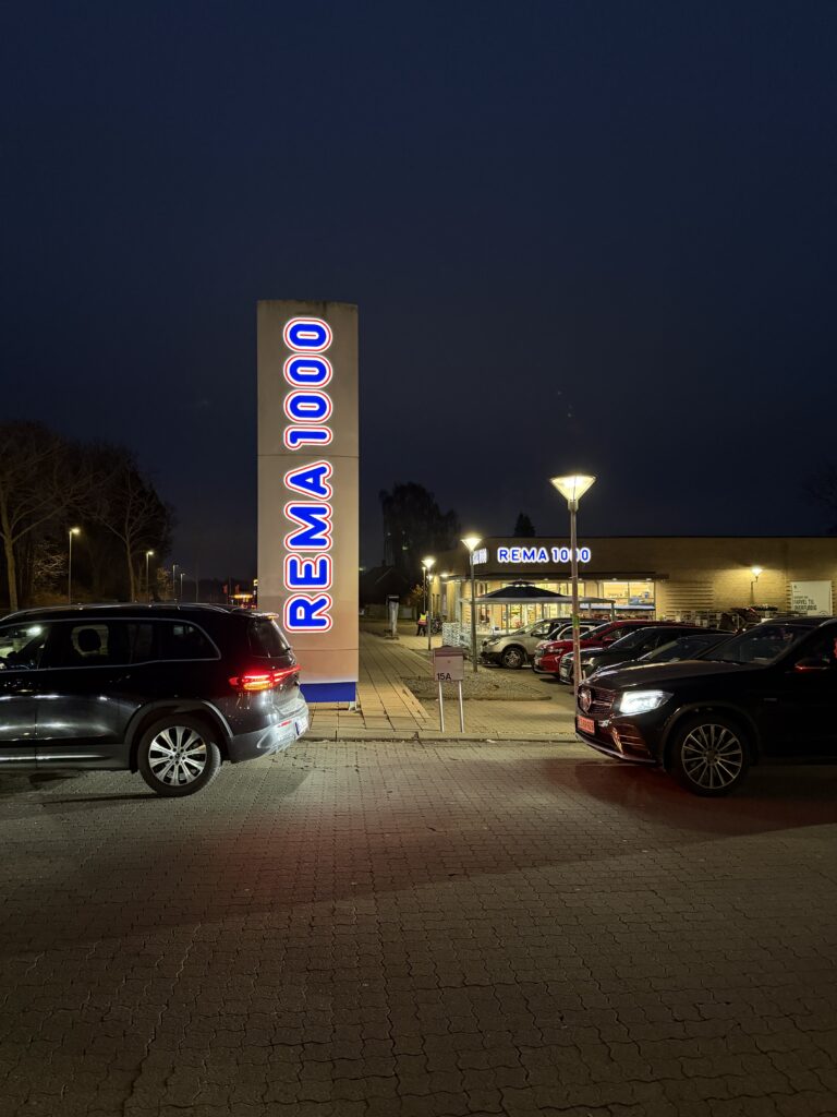 Trafik ved Rema 1000 i Blovstrød