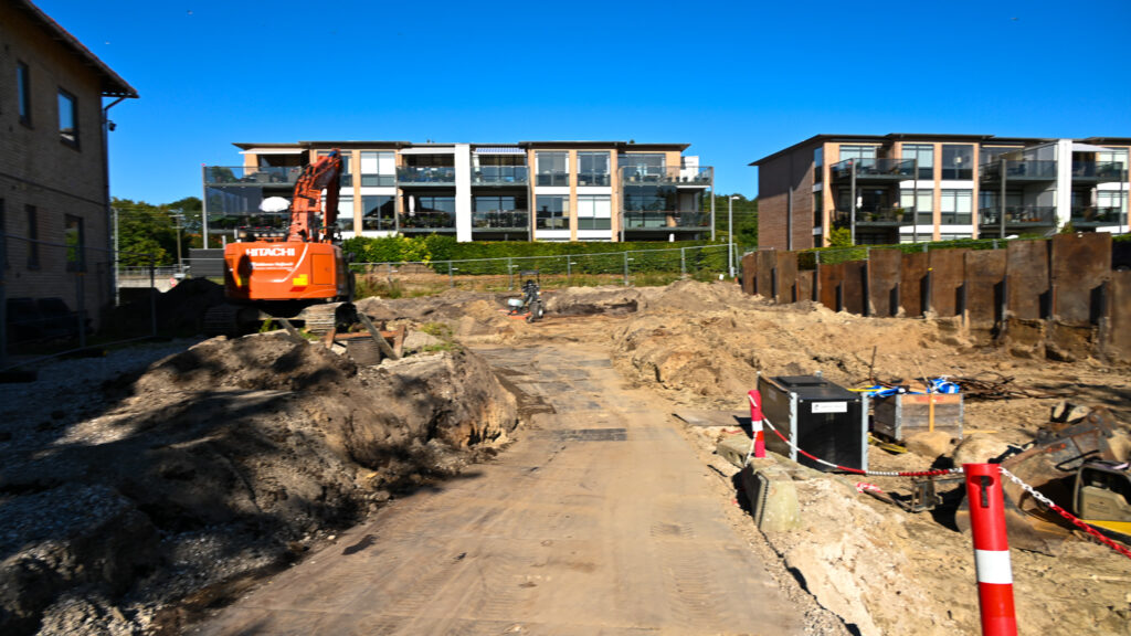 Boliger der ligger lige op til en byggeplads