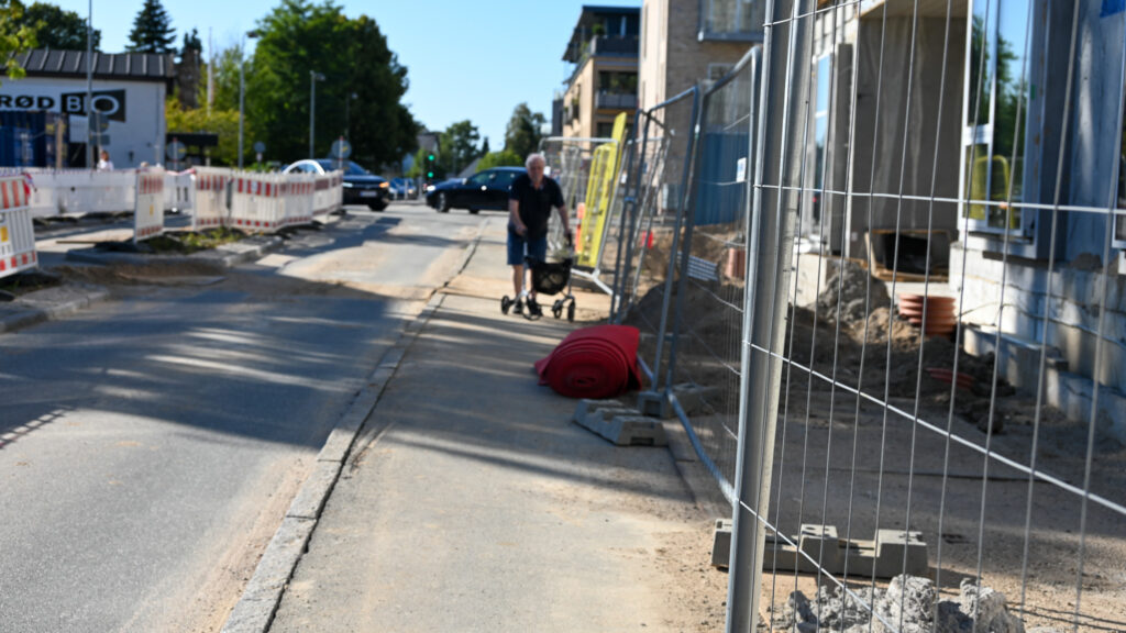 Der er kaos i midtbyen i Allerød - også for de bløde trafikkanter. 
