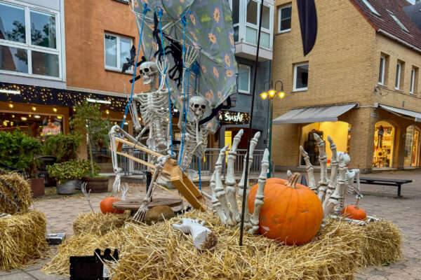 Halloween i Blovstrød Halloween eller Allehelgensaften fejres d 31. oktober. Mange mindes også de afdøde på Allehelgenes dag. I Allerød Bymidte er der et særligt arrangement d 30. oktober 2026 fra 15-18.fra