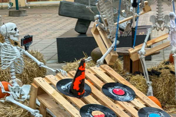 Halloween i Blovstrød Halloween eller Allehelgensaften fejres d 31. oktober. Mange mindes også de afdøde på Allehelgenes dag. I Allerød Bymidte er der et særligt arrangement d 30. oktober 2026 fra 15-18.fra