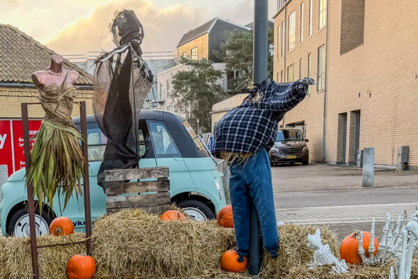 Halloween i Blovstrød Halloween eller Allehelgensaften fejres d 31. oktober. Mange mindes også de afdøde på Allehelgenes dag. I Allerød Bymidte er der et særligt arrangement d 30. oktober 2026 fra 15-18.fra