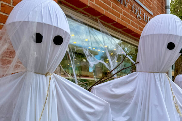Halloween i Blovstrød Halloween eller Allehelgensaften fejres d 31. oktober. Mange mindes også de afdøde på Allehelgenes dag. I Allerød Bymidte er der et særligt arrangement d 30. oktober 2026 fra 15-18.fra